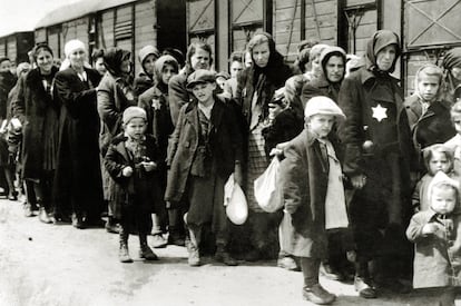 Llegada de judíos húngaros al campo de concentración de Auschwitz-Birkenau, en Polonia, en junio de 1944, durante la Segunda Guerra Mundial. 