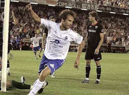 Mikel Alonso celebra su gol ante el Athletic.