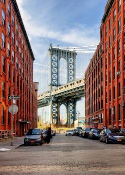 Puente de Manhattan desde una callejuela de Brooklin.