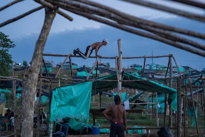 Dos hombres construyen una de las casas al caer la tarde, el 6 de mayo del 2024.