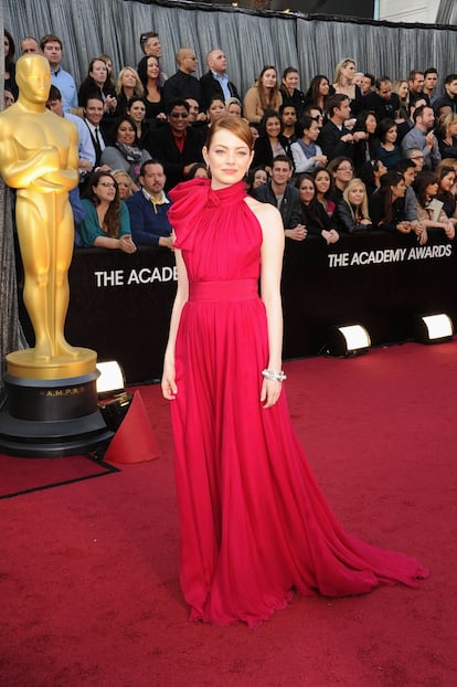 O vestido que Emma Stone usou em 2012 será eternamente lembrado por ser semelhante ao que Nicole Kidman usou cinco anos antes. Mas também por vestir à perfeição. Giambattista Valli assina.