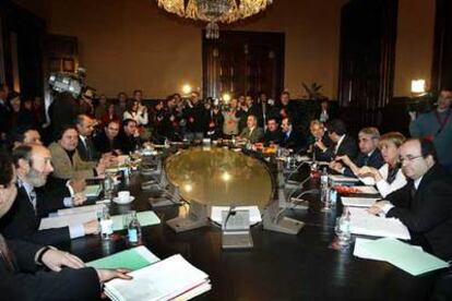 La delegación del Gobierno y el PSOE con los representantes de los partidos catalanes, en la reunión de ayer en el Parlamento de Cataluña.