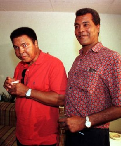 Muhammad Ali (izq) y Teófilo Stevenson (dcha) en una imagen de 1998.