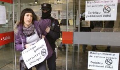 Un 'ertzaina' saca por la fuerza a una delegada sindical de la Biblioteca Foral en Bilbao.