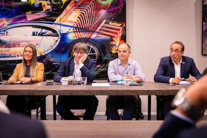 Carles Puigdemont junto con el secretario general de Junts, Jordi Turull, el presidente del Parlament, Josep Rull, y la presidenta de Junts en el Congreso, Miriam Nogueras, este miércoles en Waterloo.