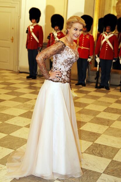 La primera ministra danesa, Helle Thorning-Schmidt, a su entrada a la cena de gala en honor de la reina Margarita que cumple 75 años. El banquete fue retransmitido por la televisión danesa.