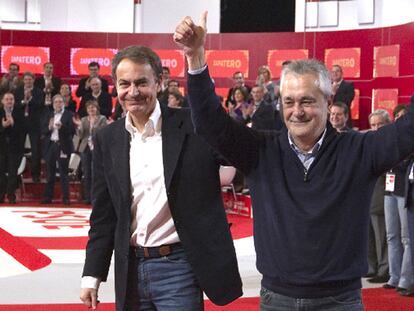 José Luis Rodríguez Zapatero y José Antonio Griñán, durante el cierre de la convención municipal del PSOE celebrada en Sevilla.