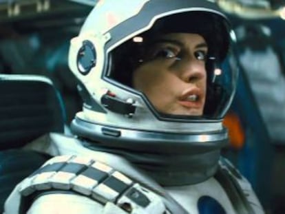 Anne Hathaway y David Oleyowo, en un fotograma de &#039;Interstellar&#039;, de Christopher Nolan.