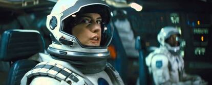 Anne Hathaway y David Oleyowo, en un fotograma de 'Interstellar', de Christopher Nolan.