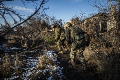 Soldados cerca de las posiciones prorrusas, en la zona de Pisky, en la región del Donnbass (Ucrania).
