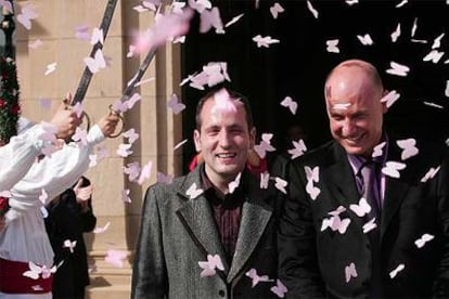 Sergio Iñiguez, a la izquierda, y el <i>ararteko,</i> Iñigo Lamarca, ayer a su salida del Ayuntamiento de San Sebastián tras su boda.