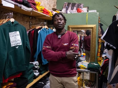 Papalae Abdoulaye en la tienda Top Manta de Carrer d´En Roig en Barcelona.