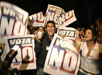 Los partidarios del no a la reforma de la Constitución, que se sometió el domingo a referéndum, celebran la victoria en las calles de Caracas.