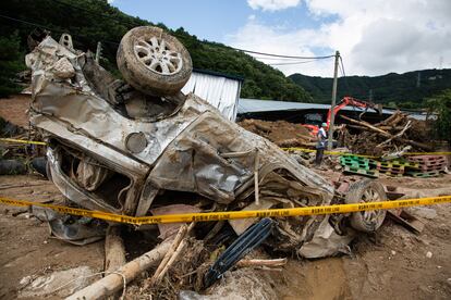 Un coche destruido por las fuertes lluvias en Cheongju, este lunes.