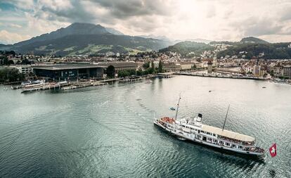 Vista aérea de la ciudad de Lucerna con el monte Pilatus al fondo, cantón de Lucerna.