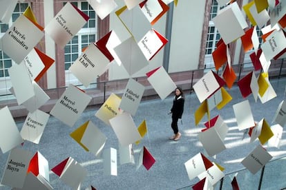 Libros colgados de autores catalanes en el pabell&oacute;n de Catalu&ntilde;a de la Feria de Francfort.