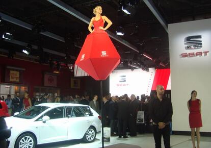 La industria del automóvil sigue utilizando a la mujer como reclamo. En la imagen, stand de Seat en el Salón de París.