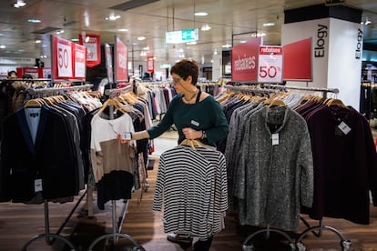 Una empleada de un gran almacén de El Corte Inglés.