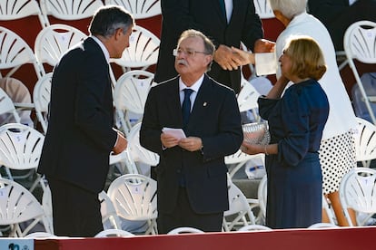 El presidente de la ciudad autónoma de Ceuta, Juan Jesús Vivas (en el centro), en la tribuna de las autoridades antes del desfile militar.  
