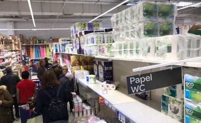 La falta de papel higiénico en puntos de venta en otros países, como China, amaga con repetirse en España. En la imagen, una balda de productos higiénicos semivacía, el martes por la mañana. 