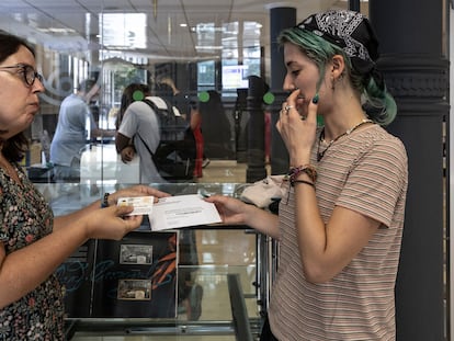 Una joven entrega su voto por correo, este jueves en una oficina de Valencia.