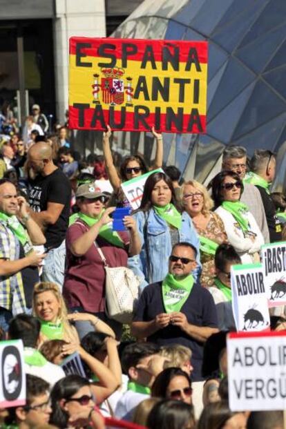 Carteles de los manifestantes convocados por el Partido Animalista Pacma, en la Puerta del Sol de Madrid.