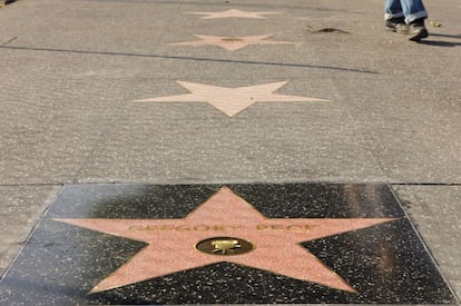 Pasear entre las estrellas del Paseo de la Fama en Hollywood (California) y conectarse a un punto de wifi puede resultar perjudicial para el propietario del móvil.