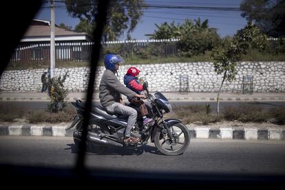 "Si por obligación el riesgo se transforma en una habitual forma de vivir, ya no se aprecia. La palabra miedo llega a desaparecer". Un hombre circula en motocicleta llevando sentado en el depósito a un niño pequeño en Delhi, capital de India.

