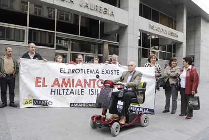 Trabajadores y jubilados afectados por el amianto, con Eusebio Pagola en primer trmino, durante una concentracin de protesta ante el Palacio de Justicia de Bilbao.