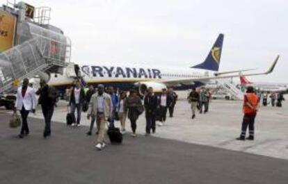 Pruebas de embarque y desembarque a pie de pista sin utilizacin de los "fingers" en la nueva terminal del aeropuerto de El Altet de Alicante. EFE/Archivo