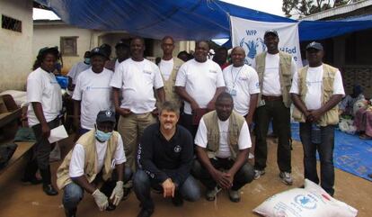 Pablo Yuste, en el centro, junto al equipo con el que trabaj&oacute; en la Rep&uacute;blica de Guinea.