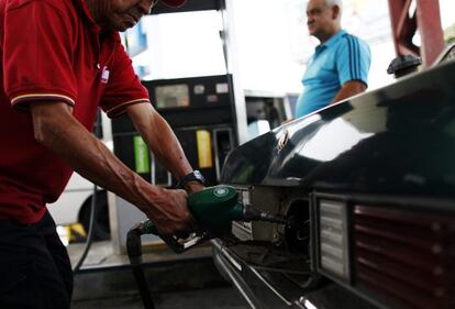 Un hombre trabaja en una estaci&oacute;n de servicio de gasolina.