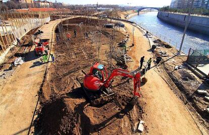 Las máquinas pueblan la margen derecha del río (según el curso del río), que es la que más arreglos necesita todavía. Aunque la mayor parte de las pasarelas están terminadas, muchas no están inauguradas. Como se aprecia a la izquierda de la imagen, una valla verde impide cruzar el río por la pasarela.