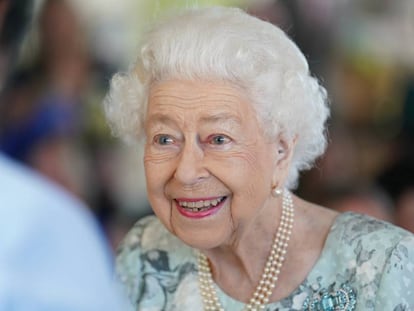 La reina Isabel II durante una visita para inaugurar oficialmente el nuevo edificio en Thames Hospice en julio de 2022 en Maidenhead, Inglaterra.
