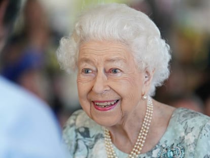 La reina Isabel II durante una visita para inaugurar oficialmente el nuevo edificio en Thames Hospice en julio de 2022 en Maidenhead, Inglaterra.