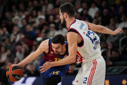 El base del Barcelona Tomas Satoransky (i) juega un balón ante Nikola Kalinic, del Estrella Roja, durante el partido de la Euroliga disputado el pasado 27 de diciembre.