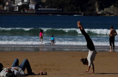 Los donostiarras disfrutaron el jueves de otro día soleado en la playa de La Concha de San Sebastián.