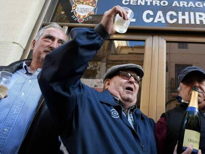 Socios del centro cultural aragonés El Cachirulo, de Reus (Tarragona) celebran haber ganado el Gordo.