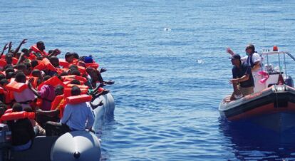 02/10/2014.- A handout picture made available on 02 May 2015 of Migrant Offshore Aid Station (MOAS) employees throwing bottles of water from a dinghy of the ship 'Phoenix' to refugees in a rubber raft off Malta, 30 August 2014. MOAS was founded by Regina Catrambone and her husband Christopher, from Italy and the USA respectively, as the first privately funded offshore refugee aid station. The couple have rescued around 3,000 refugees from drowning in the Mediterranean in the past year. MOAS emphasizes that the organization does not personally transport refugees, but instead tracks down their boats when they are in distress and provides first aid in consultation with the Italian and Maltese navies. (Italia, Estados Unidos, Fénix) EFE/EPA/MOAS.EU / HANDOUT MALTA OUT , MANDATORY CREDIT