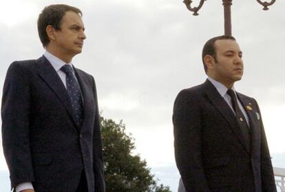 Imagen de archivo. El presidente del Gobierno, José Luis Rodríguez Zapatero, y el rey de Marruecos, Mohamed VI, en 2005.