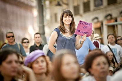 Una joven pide turno de palabra durante el debate sobre el estado de la nación alternativo al del Congreso de los Diputados, convocado en el marco del movimiento 15-M, en la Puerta del Sol (Madrid), en junio de 2011.