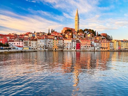 Vista del puerto de Rovinj, en la península de Istria (Croacia).