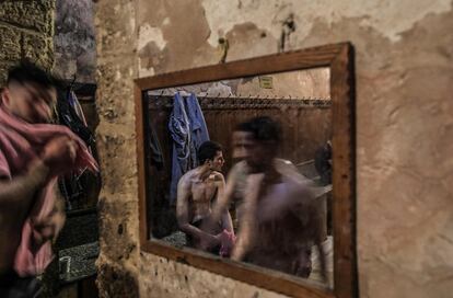 Varias personas en el baño turco Hamam al-Samra en la ciudad de Gaza. Se calcula que Hamam al-Samra tiene unos 1.000 años de antigüedad.