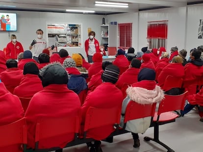 La Cruz Roja Almería atiende a 58 personas rescatadas de una patera el pasado 11 de febrero.