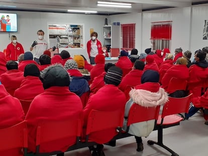 Recepción por parte de Cruz Roja de 58 personas que fueron rescatadas de una patera en su intento de llegar a Almería.