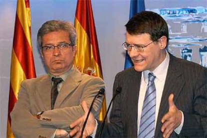 El ministro Jordi Sevilla (derecha), junto al consejero de Relaciones Institucionales de la Generalitat, Joan Saura.