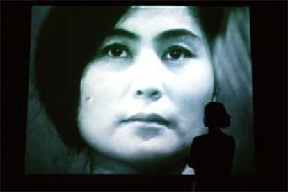 Yoko Ono en una imagen de <I>Pieza Corte</I> (1966), uno de los tres vídeos históricos de la artista que pueden verse en la exposición.