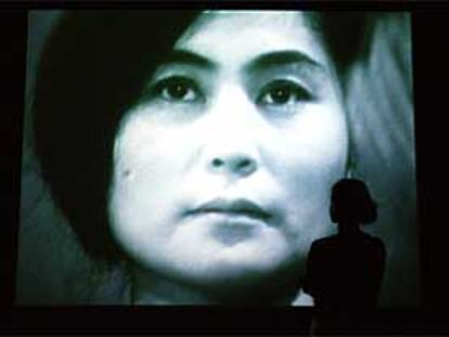 Yoko Ono en una imagen de <I>Pieza Corte</I> (1966), uno de los tres vídeos históricos de la artista que pueden verse en la exposición.