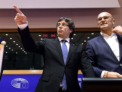 Oriol Junqueras, Carles Puigdemont y Raül Romeva, en el Parlamento Europeo en 2017.