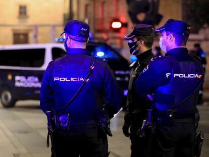 Tres policías nacionales trabajan en Salamanca, la noche en la que la ciudad ha vivido su primer toque de queda, el 24 de octubre.